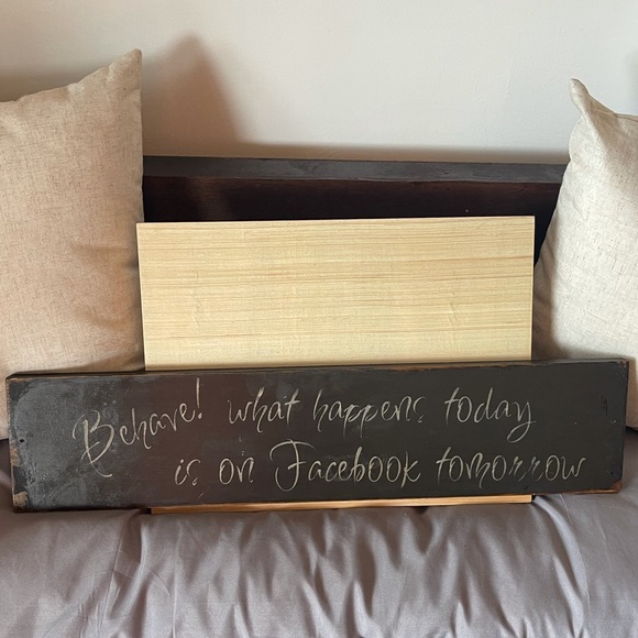 Hilarious Facebook Sign - Picture 2 of 10